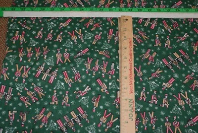 Juguete Soldados de Madera Copos de Nieve Estrellas Diseño de Vacaciones Tela Verde Acolchado 1Yarda Foto 1 de 2