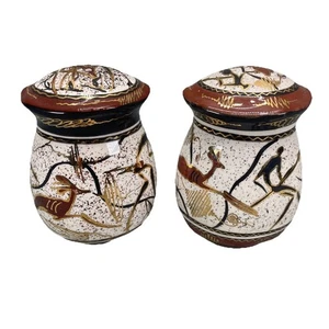 Salero y pimentero de cerámica pintado a mano de inspiración tribal artista Priscilla M. - Imagen 1 de 9