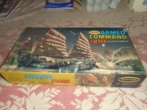 AURORA 437, KIT MODELLINO NAVE PLASTICA SPAZZATURA COMANDO ARMATO, 1968 COSÌ COM'È - Foto 1 di 13
