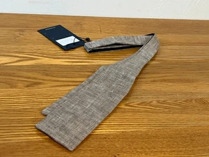 Schöne beigefarbene Fliege Hackett Fischgrätmuster 100 % Leinen quadratisches Ende neu mit Etikett UVP 85 £ - Bild 1 von 8