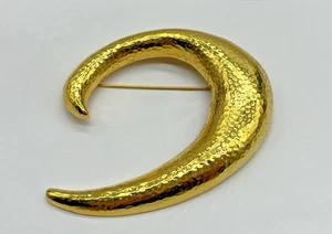 Vintage Monet große gehämmerte goldfarbene Statement-Brosche Anstecknadel Halbmond Wirbel 3 Zoll - Bild 1 von 7