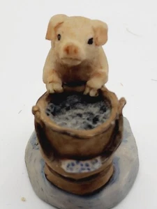 Artista de Escocia Harwick Cerdo con un cubo Figura Coleccionable - Imagen 1 de 6
