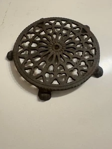 Antiguo remache victoriano de latón macizo con patas de pata de león, 5" de diámetro. - Imagen 1 de 5