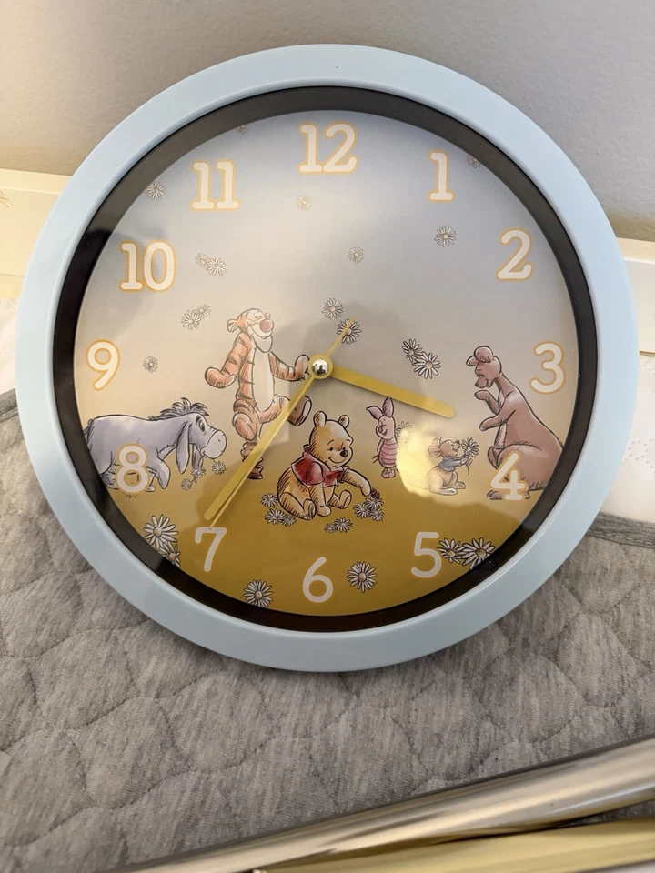 Disney 95 Años Winnie The Pooh 10" Reloj de Pared Analógico Guardería Tigger Eeyore Roo Foto 1 de 1