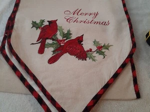 Gerson International 72" Holiday Red Cardinal Tischläufer 2376640 Neu - Bild 1 von 3