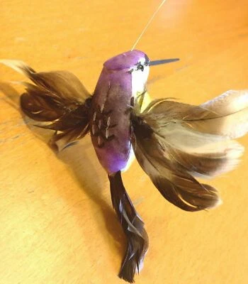 Beija-flor esvoaçante movido a energia solar, asas e caudas de penas reais - Imagem 1 de 4