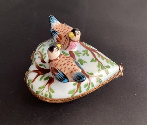 Limoges France Peint Main Love Birds Pair atop Heart Shape Trinket Box - Picture 1 of 8