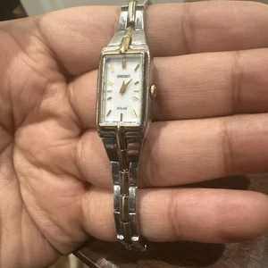 Funktionierende Seiko Solar 15 mm Damen zweifarbige Tankuhr 0AH0 rechteckig Vintage passt 8 Zoll - Bild 1 von 9