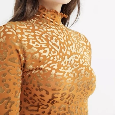 Top de terciopelo con cuello falso con estampado de leopardo Out From Under Foto 1 de 4