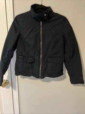 Chaqueta utilitaria Converse One Star para mujer mediana negra aislada con cremallera con bolsillos Foto 1 de 4