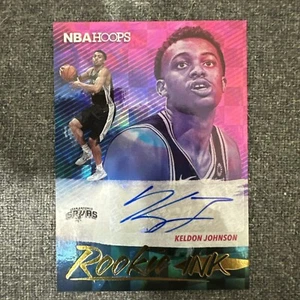 2019-20 Inchiostro Panini NBA Hoops Rookie RI-KJN Keldon Johnson RC Auto Spurs - Foto 1 di 5