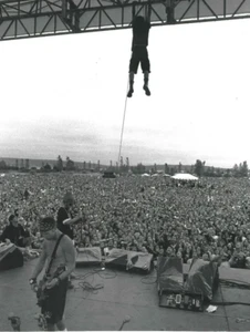 Pearl Jam Eddie Vedder Hanging Concert High Quality Metal Fridge Magnet 3x4 7868 - Picture 1 of 5
