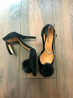 Tacones puntiagudos con tiras Pom Pom negros Foto 1 de 2