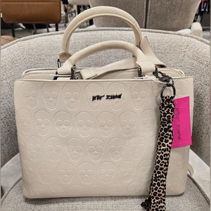 NEW Betsey Johnson Skull Handbag - Picture 1 of 5
