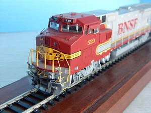 HO Atlas 7232 BNSF Santa Fe Colors Dash 8-40BW Diesel #539 Silver DCC Ready - Picture 1 of 17