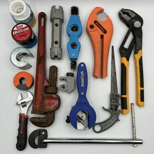 Grande lotto di utensili idraulici RIDGID, Sharkbite, chiavi a tubo Dewalt, taglierina, ecc - Foto 1 di 16