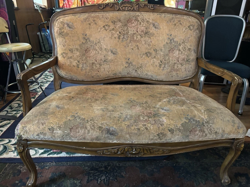 Antique French Provincial Settee – Carved Wood & Floral Upholstery - Image 1 of 1