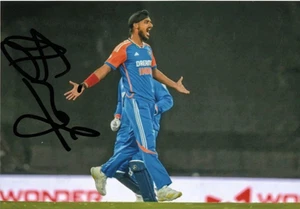 INDIA CRICKET: FOTO DE ACCIÓN FIRMADA POR ARSHDEEP SINGH 6x4 + certificado de autenticidad - Imagen 1 de 1