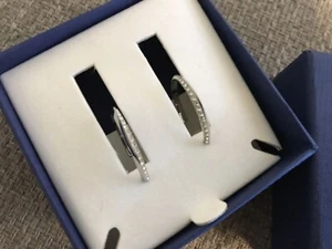 Nuevos PENDIENTES PERFORADOS ARO PIEDRA SWAROVSKI AUTÉNTICOS, Plata CAJA ORIGINAL R0622 - Imagen 1 de 4