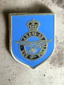 RAF SHIELD Metal Enamel Pin Badge ROYAL AIR FORCE AIRFORCE BRITISH MILITARY M020 - Picture 1 of 1