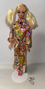 Muñeca Barbie PJ Twist N Turn 1970 vintage #1118 en Mod Era clon estampado cachemir - Imagen 1 de 13