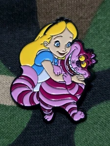 Alice im Wunderland Grinsekatze und Alice Emaille Revers Rucksack Hut Pin Anstecker ** - Bild 1 von 3