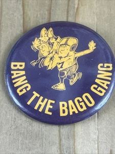 Bang The Bago Gang Vintage Pinback Botón Púrpura Dorado Fútbol 3.5” - Imagen 1 de 3