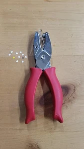 Fiskars Cushioned Grip Heart 1/8" Hand Punch Lightly Used Craft Valentines Love - Picture 1 of 7