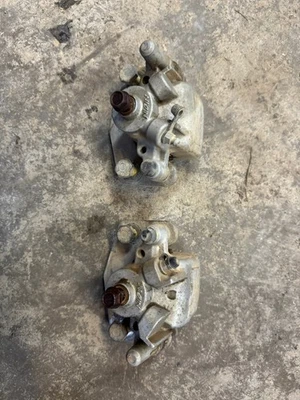 02-03 PINZAS DE FRENO DELANTERAS IZQUIERDA DERECHA BOMBARDIER CAN AM TRAXTER MAX QUEST 650 Foto 1 de 4