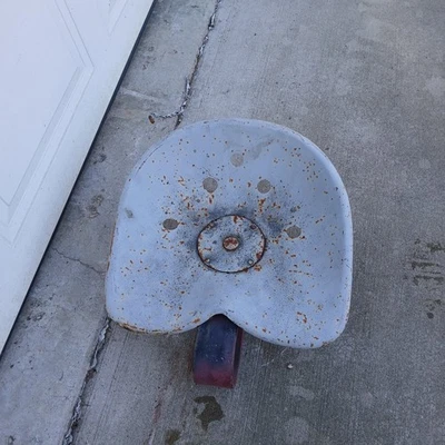 BANCO PAN VINTAGE FORD TRACTOR COM SUPORTE DE MONTAGEM DE MOLA DE TENSÃO, USADO  - Imagem 1 de 4