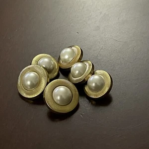 Lotto 6 bottoni originali vintage gambo oro lucido set perle circa 3/4” e 1/2” - Foto 1 di 2