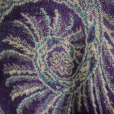 Shaw de luz púrpura, dorado y azul Foto 1 de 4