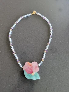 Vtg Lee Sands White & Purple Beaded Necklace w/ MOP Floral Charm Q113 - Afbeelding 1 van 6