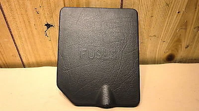 CUBIERTA PANEL FUSIBLES TABLERO CHEVY MONTE CARLO 99 1999 con DIRECTORIO Foto 1 de 2