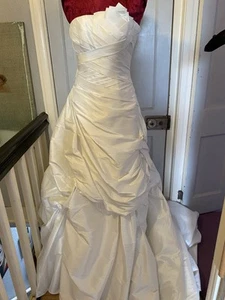 A Pronovious  Ivory Wedding Gown Size 12, Stunning Design In A Taffeta Fabric - Picture 1 of 15