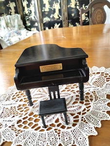 MUSIC BOX pianoforte a coda nero vintage Berkley Designs con BANCO "SOUND OF MUSIC" FUNZIONA - Foto 1 di 10