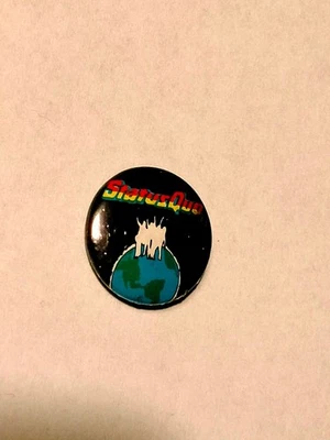 Status Quo Hello vintage PETIT MINI RARE BOUTON artiste de musique groupe... - Photo 1/2