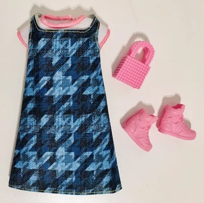 Mattel Barbie Muñeca Curvilínea Conjunto Denim Mono Vestido con Botas y Monedero Moda Foto 1 de 4