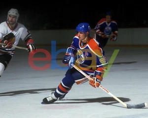 Wayne Gretzky Skating Action Edmonton Oilers 8x10 Vintage NHL Hockey Photo - Picture 1 of 1