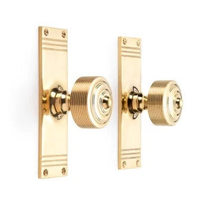 Par de perillas de puerta de mortaja de caña de latón pulido en placa posterior - mango sólido - Imagen 1 de 2