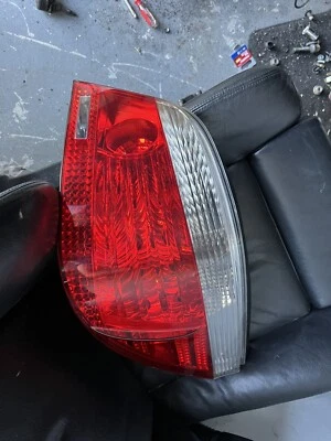Задний правый задний фонарь BMW со стороны пассажира 5 серия M5 E60 оригинальный 2004-2007 - Изображение 1 из 2