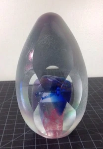 Großer dichroitischer irisierender Kunstglas Bullauge Ei Briefbeschwerer signiert David Mackey - Bild 1 von 12