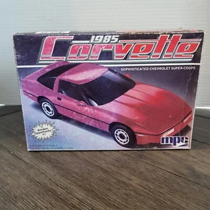 MPC 1985 Chevrolet Corvette Maßstab 1:25 #1-3727 zwei Reifen fehlen - Bild 1 von 7