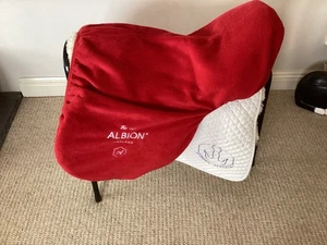 Albion Red Fleece Saddle Cover New Style with Quality Elasticated Edging - Picture 1 of 5