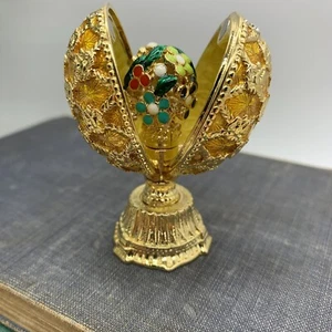 Gold Emaille Faberge-ähnlicher Sockel aufklappbares Ei Blumenstrauß innen plus Anhänger - Bild 1 von 6