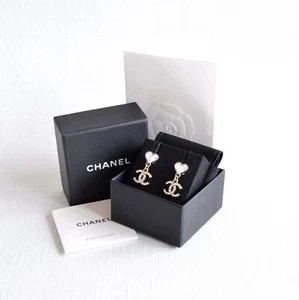CHANEL 23S Crystal Heart CC Pendant Earrings Ohrringe Ohrstecker Gold Silber - Bild 1 von 3