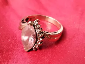 Anillo personalizado vintage de oro de 10 quilates con piedra rosa talla marquesa y ocho detalles transparentes - Imagen 1 de 8