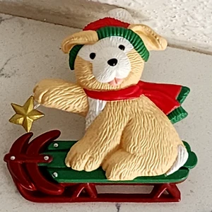 Hallmark Spilla Natale Cane su Slitta 2" Vintage Holiday Gioielli Spilla Ceramica - Foto 1 di 5