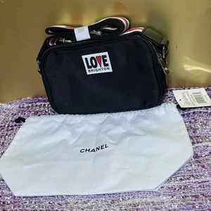 Bolso Bandolera Brighton Love Essentials Negro “NUEVO CON ETIQUETAS” con Bolsa para el Polvo Chanel. - Imagen 1 de 7