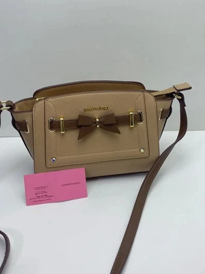 Bolsa de ombro Samantha Vega marrom couro sintético motivo fita 10,6 x 6,5 pol. FS - Imagem 1 de 4